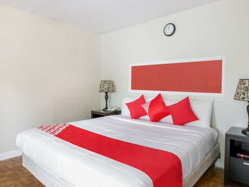 OYO Hotel Houston TX near Medical Center NRG Stadium - photo 2