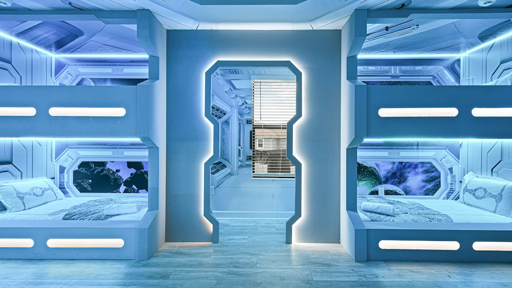Luxurious 10 bed Lakefront Retreat Near Disney - photo 11