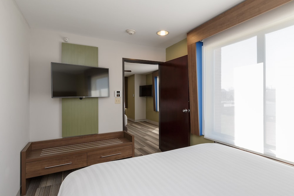 Holiday Inn Express Hotel & Suites South Bend by IHG - photo 36