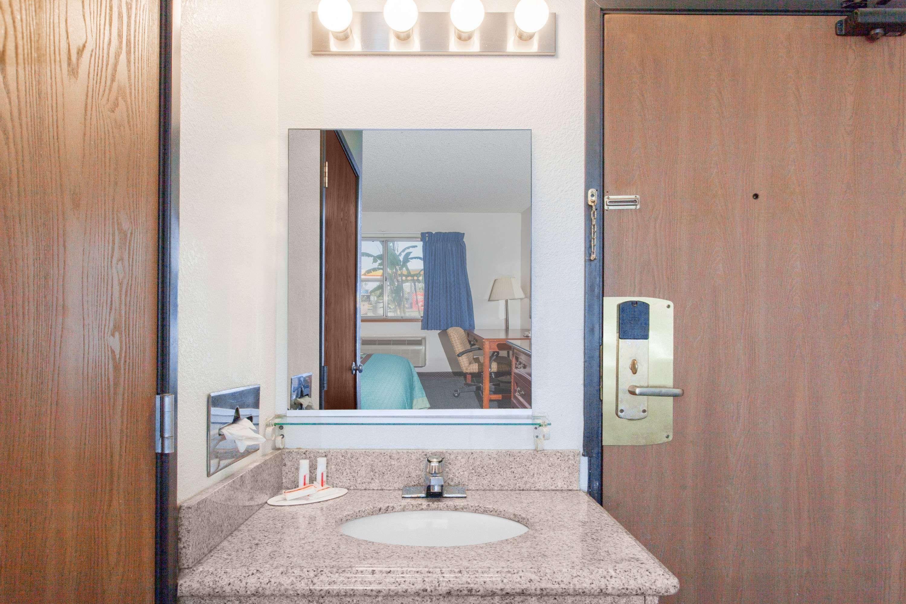 Super 8 by Wyndham Selma Fresno Area - photo 39