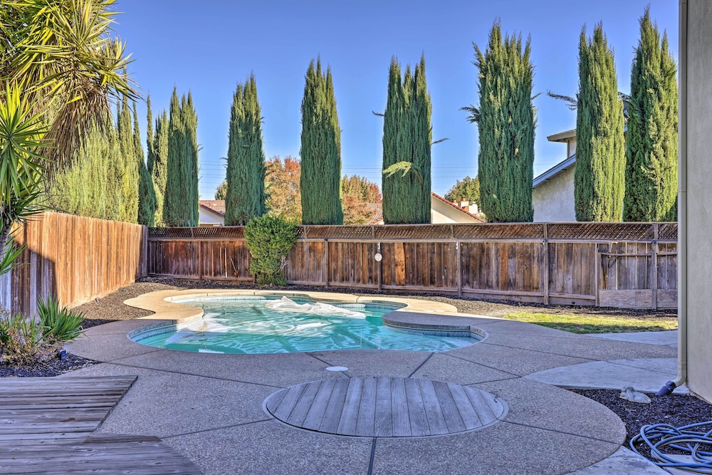 Modesto Home with Deck 2 Mi to Vintage Faire Mall — 4-Star Luxury Hotel in Modesto, United States