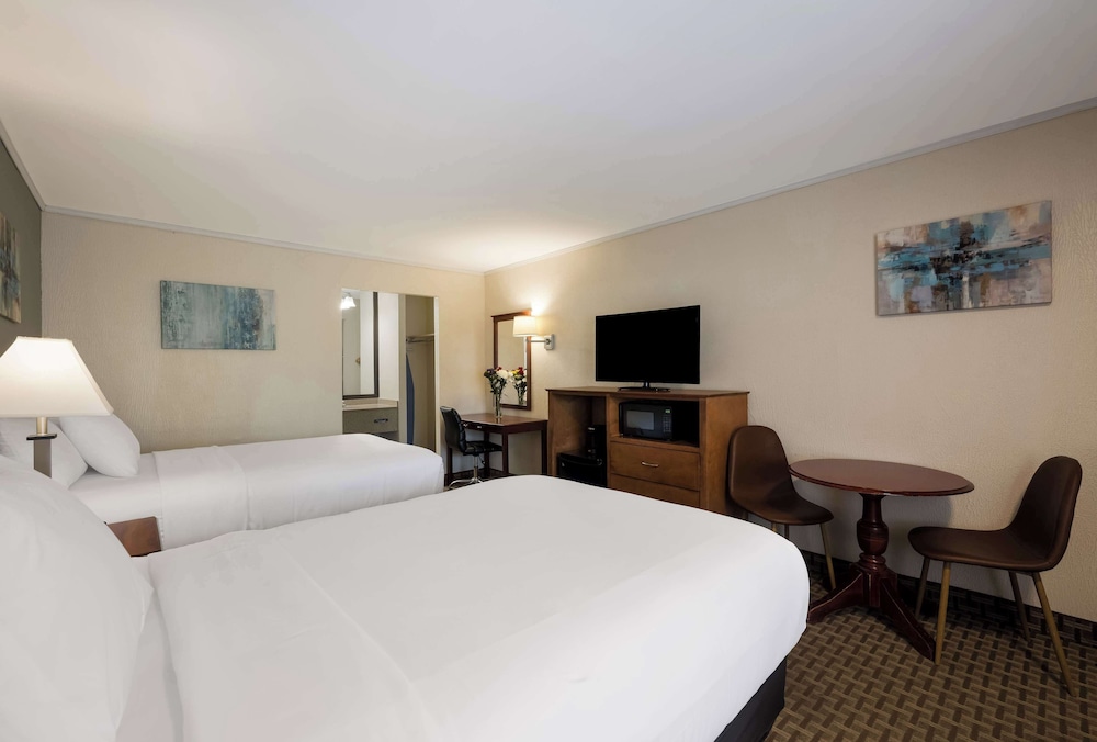 SureStay Plus by Best Western Woodbury Inn - photo 7