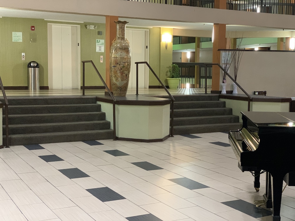 Clarion Hotel & Suites Conference Center Memphis Airport - photo 17