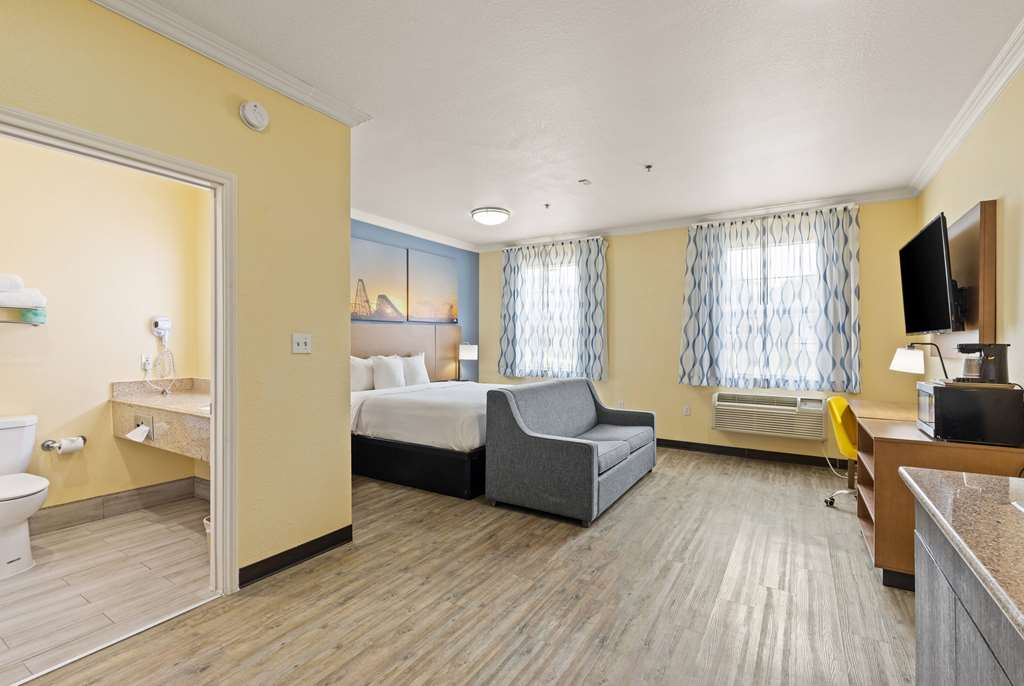 Days Inn & Suites by Wyndham Euless DFW Airport South - photo 45
