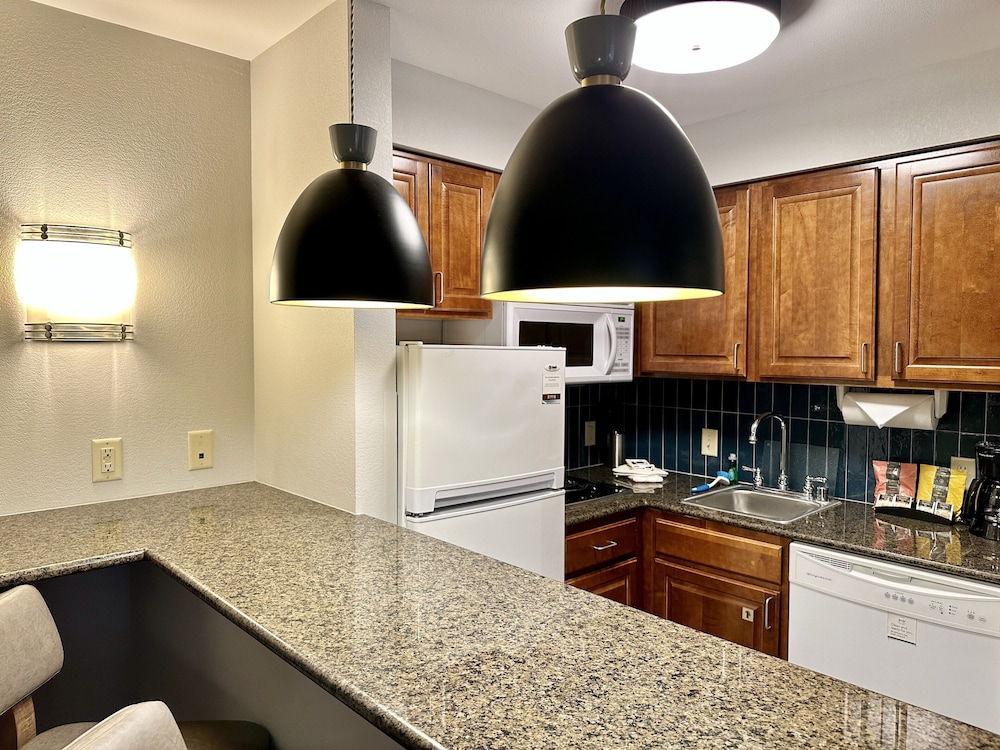 Staybridge Suites Milwaukee West Oconomowoc an IHG Hotel - photo 4