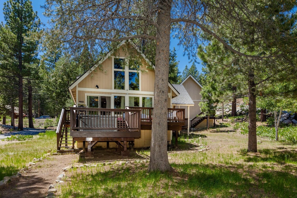 Alder Creek Paradise Tree lined Cabin Stay for 7 — 4-Star Luxury Hotel in Truckee, United States