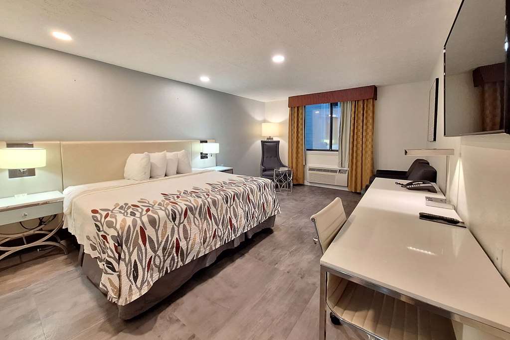 Travelodge by Wyndham Indianapolis Speedway - photo 8