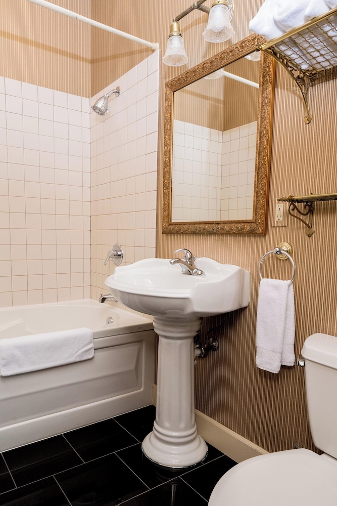 The Bishop Hotel - photo 7