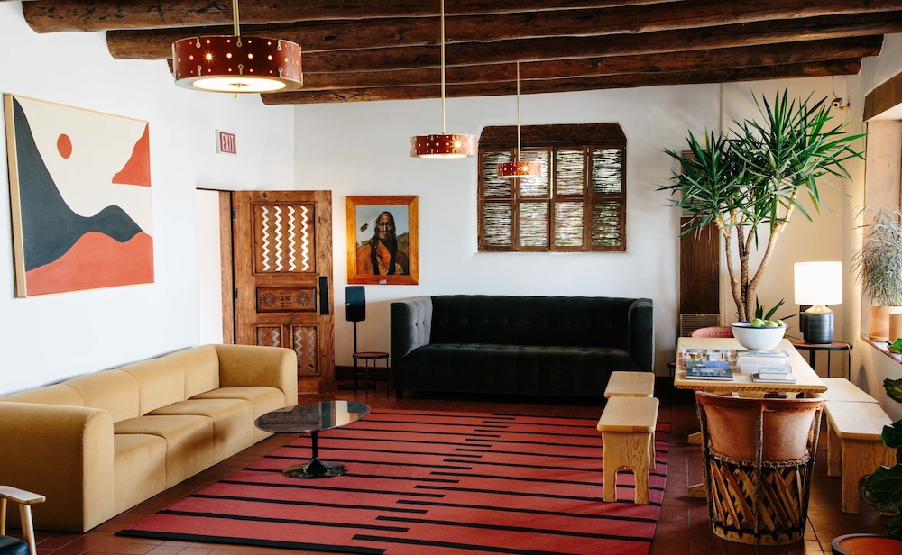 El Rey Court - photo 4