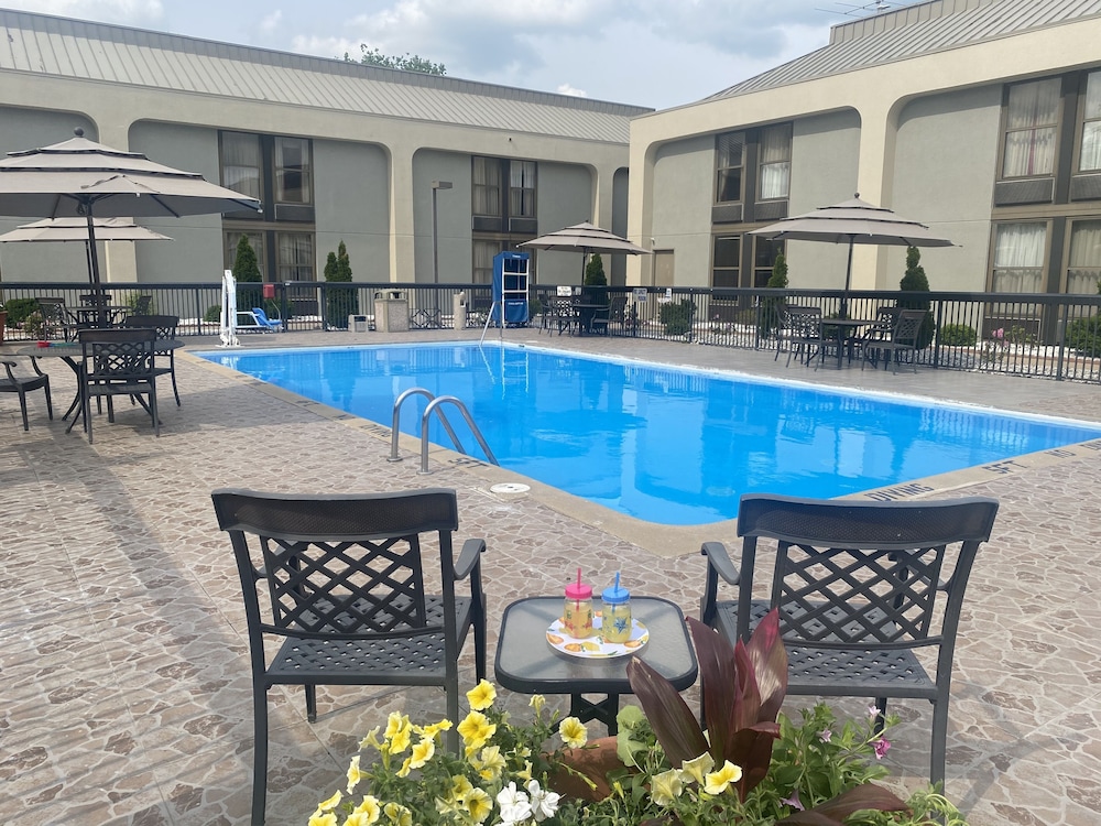 Clarion Inn & Suites Grand Rapids Airport - photo 62