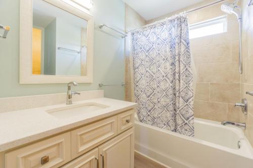 Yorkshire by Oak Island Accommodations - photo 41