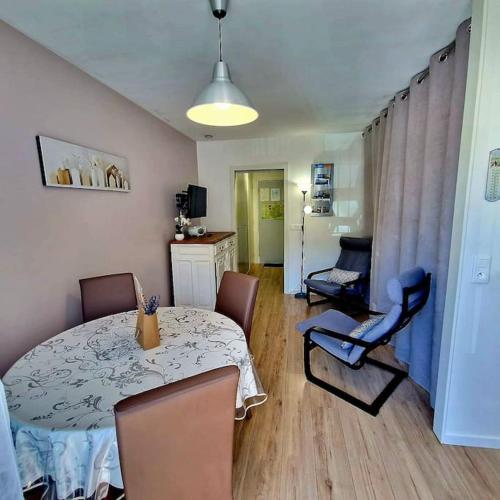 Charmant Studio Ideal Cure Ou Vacances En Provence in Greoux-Les-Bains, France