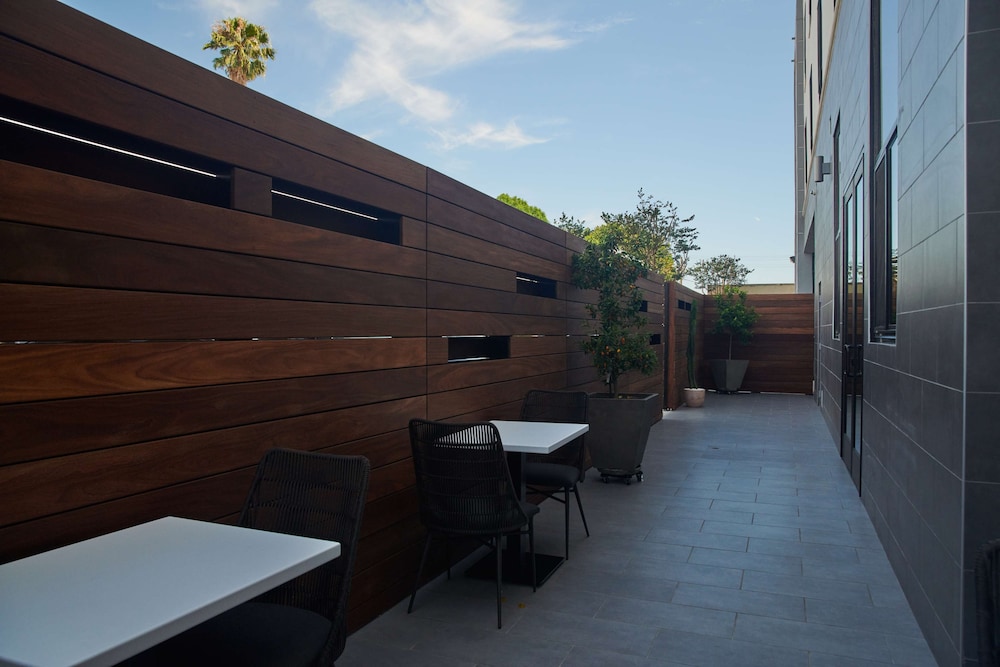 Hampton Inn & Suites Los Angeles Sherman Oaks - photo 60