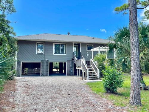 Our Anchor Beach access 3 BR pet friendly — 4-Star Luxury Hotel in Eastpoint, United States