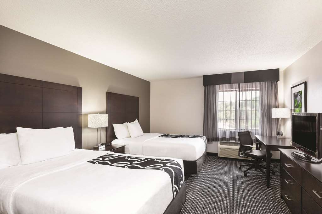 La Quinta Inn & Suites by Wyndham Milwaukee Delafield - photo 10