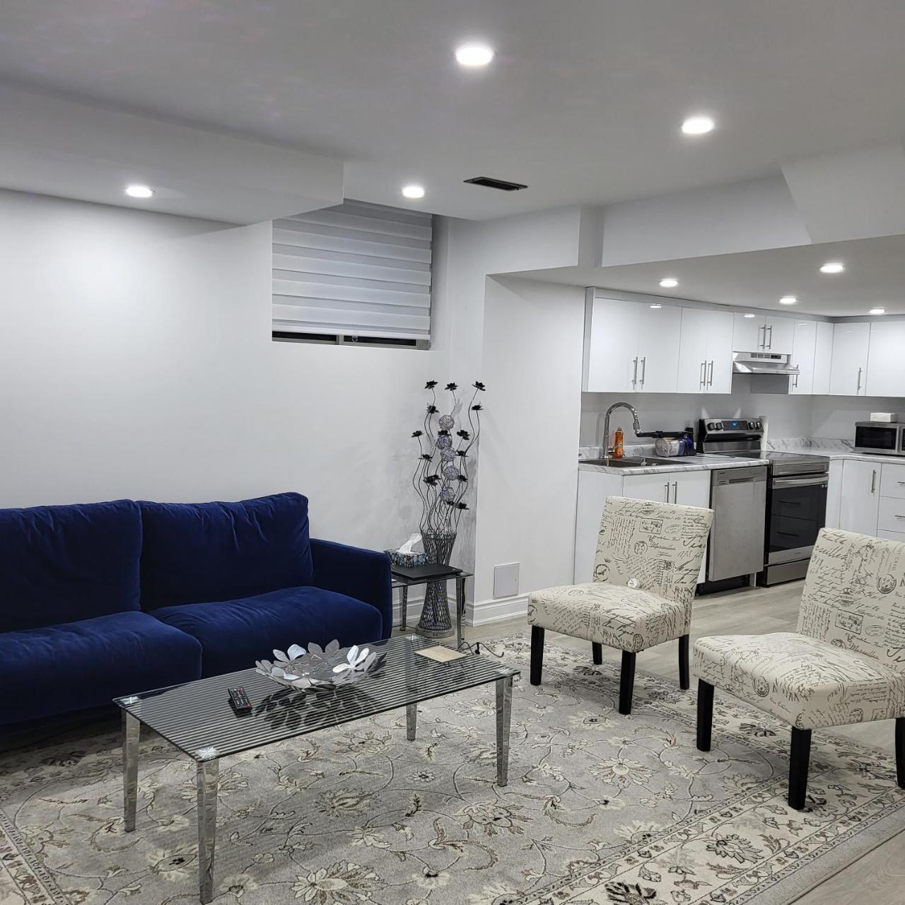 Bright 2 Bedroom Basement Apartment in Angus — 4-Star Luxury Hotel in Angus, Canada