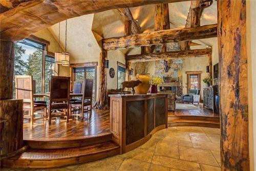 Rustic elegance wrapped in custom mountain luxury steps from Baldy Hiking Trail and shuttle stop in Breckenridge, United States