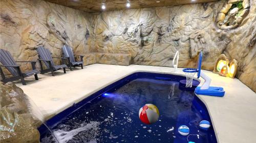 Gandalf's Getaway Themed Indoor 80 Degree Pool Theater & Arcade — 4-Star Luxury Hotel in Sevierville, United States