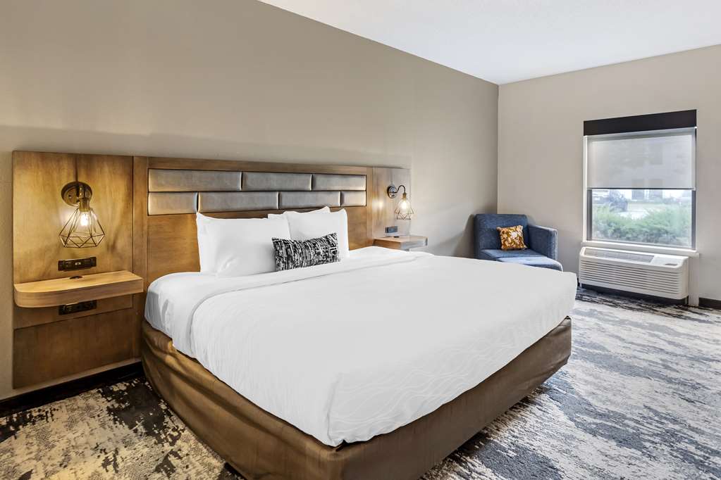 Best Western Plus Bourbonnais Hotel & Suites - photo 20
