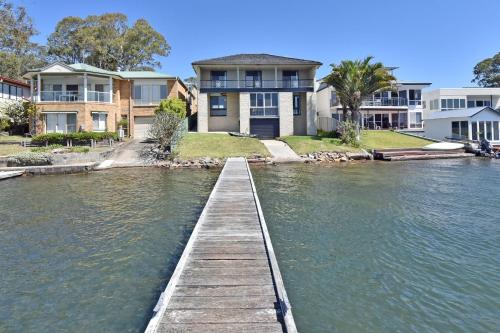 New Property Silverwater Serenity Shores Absolute Waterfront On The Lake — hotel in Bonnells Bay
