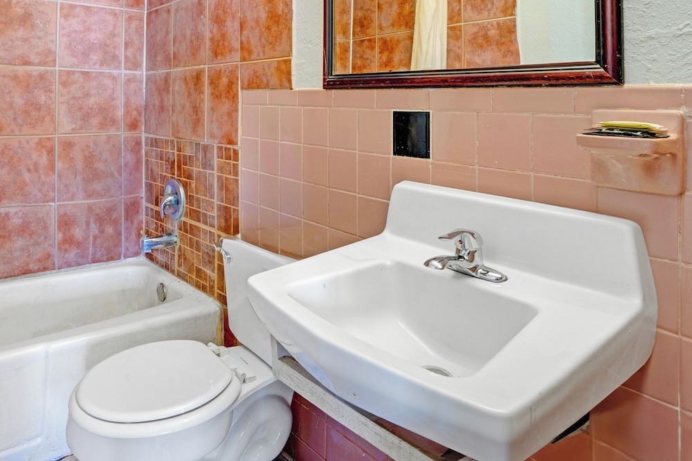 Super 7 Inn By OYO San Antonio NW Medical Center - photo 54