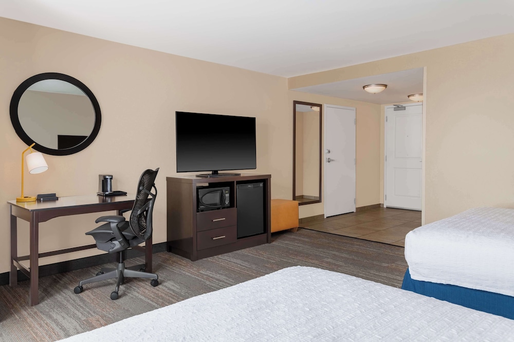 Hampton Inn & Suites Madison Downtown - photo 20