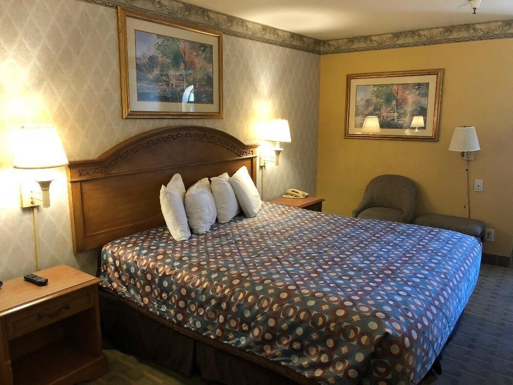 The Aqua Pacific Hotel - photo 4
