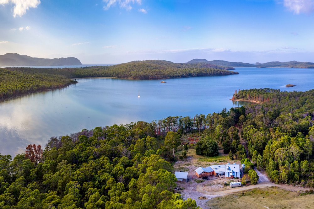 Bruny Island Lodge — 4-Star Luxury Hotel in Hobart, Australia