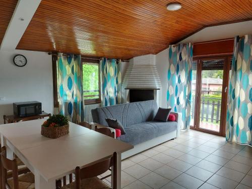 Bnbook Casa dei Peschi Lago di Monate — 4-Star Luxury Hotel in Cadrezzate, Italy