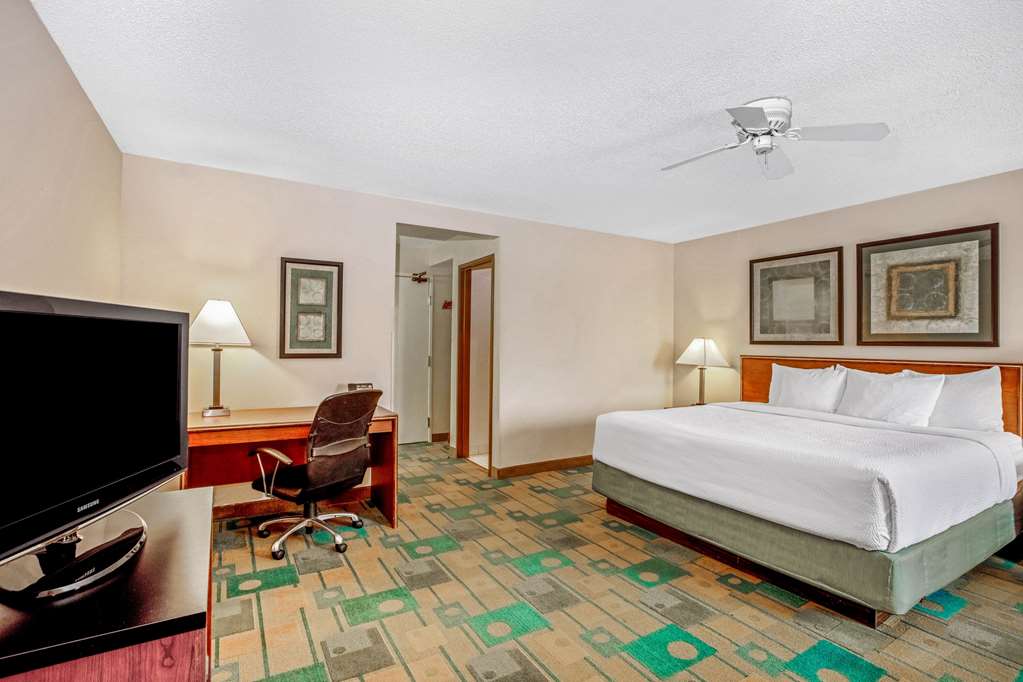La Quinta Inn & Suites by Wyndham Des Moines West Clive - photo 73