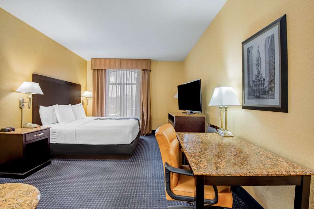 La Quinta Inn & Suites by Wyndham Mt. Laurel Philadelphia - photo 23