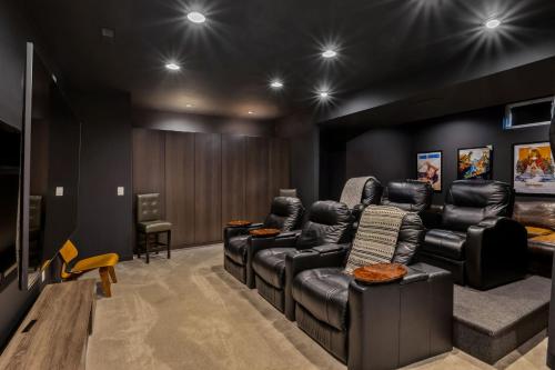 Luxuary Tremont Home Movie Room Pet & Baby Friendly — 4-Star Luxury Hotel in Cleveland, United States