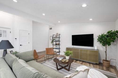 Light Filled Modern Flat Near 25th Street Fun — Ogden — photo 5