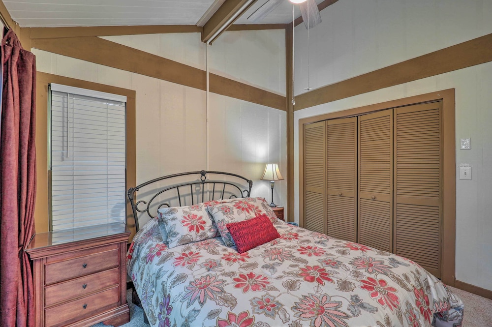 Ski Resort Cabin with Deck in Beech Mountain