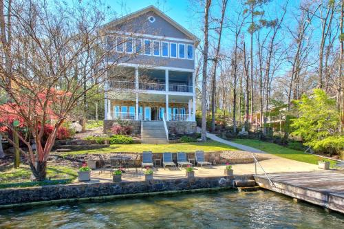 Luxe Haven Lakehouse in Hot Springs, United States