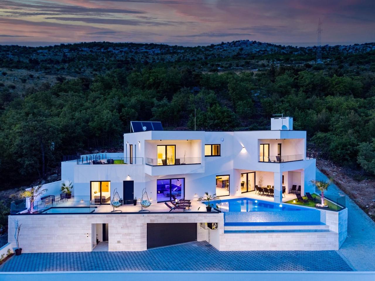 Villa Top Hill Heated Infinity Pool Jacuzzi Sauna 5 En Suite Bedrooms a Media Room — 4-Star Luxury Hotel in Omis, Croatia