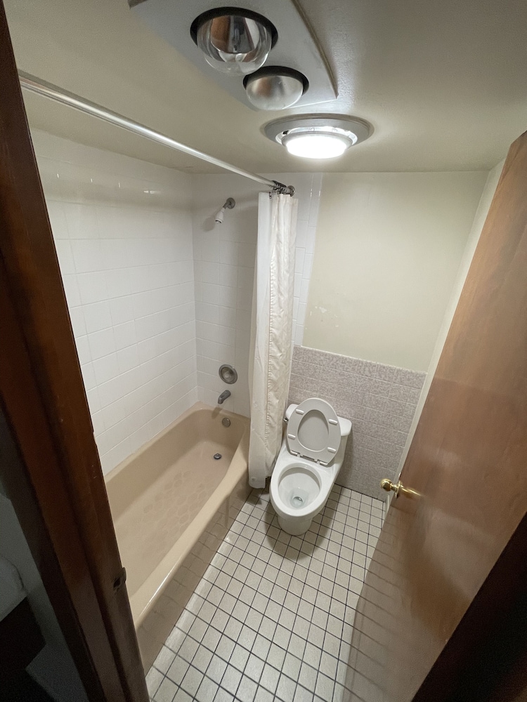 Vibe Inn Whirlpool Suites - photo 19