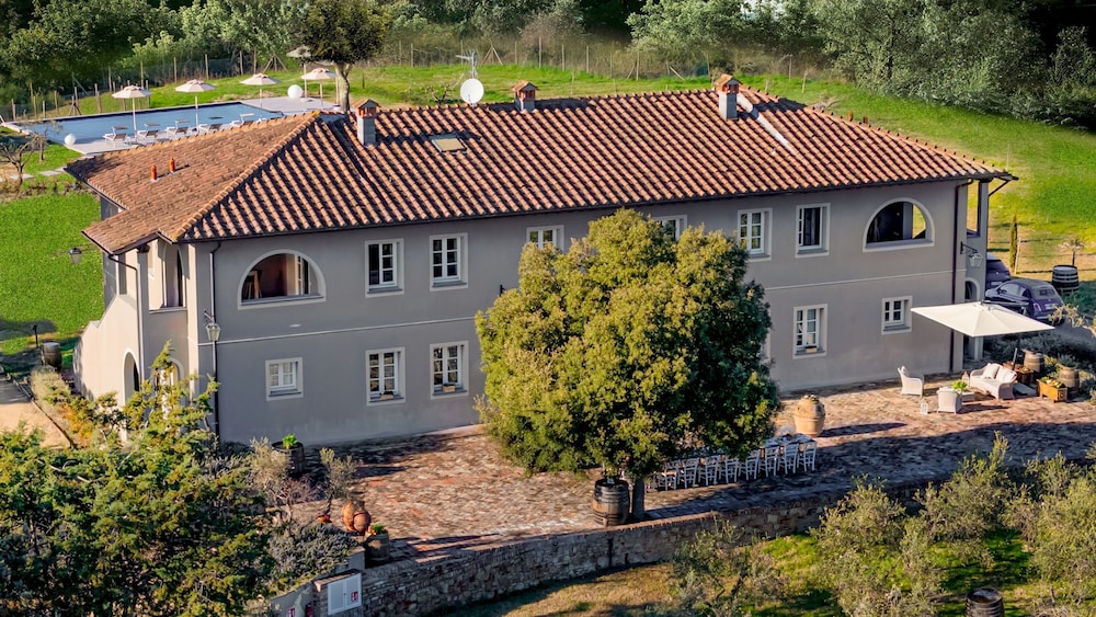 Villa Iole 20 Emma Villas — 4-Star Luxury Hotel in Palaia, Italy