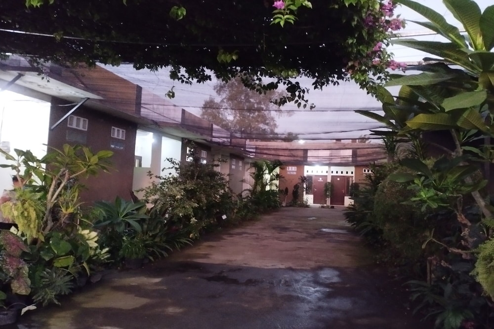 Hotel O Penginapan Melati Tanjung Near Kantor Pengamat Pengairan Tanjung in Tanjung, Indonesia