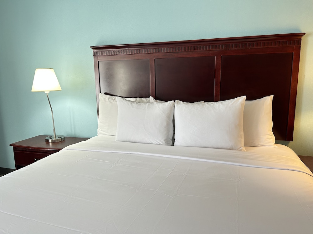 Clarion Inn & Suites Grand Rapids Airport - photo 32