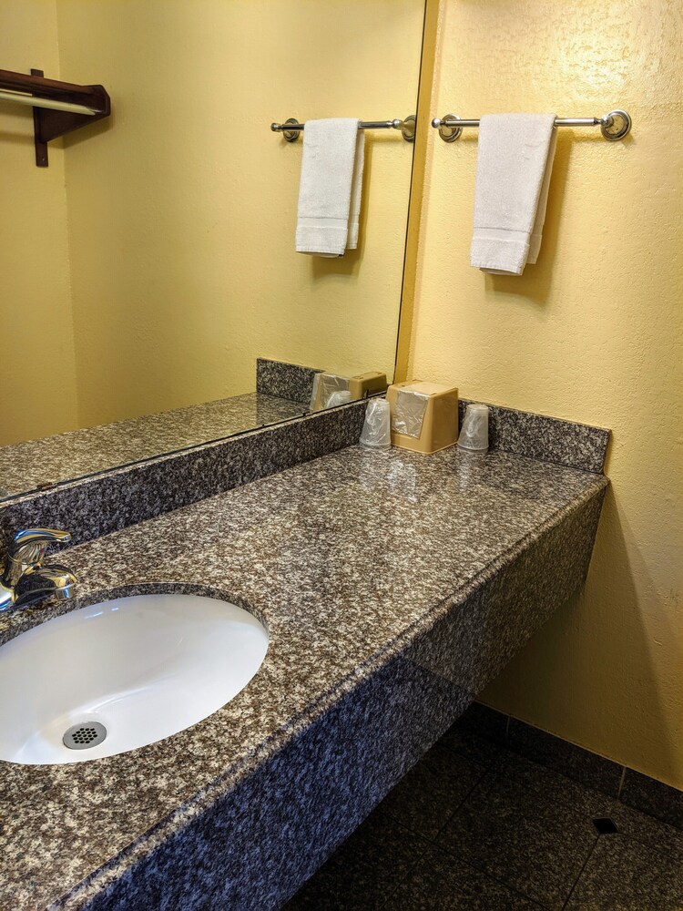 Lake Houma Inn - photo 13