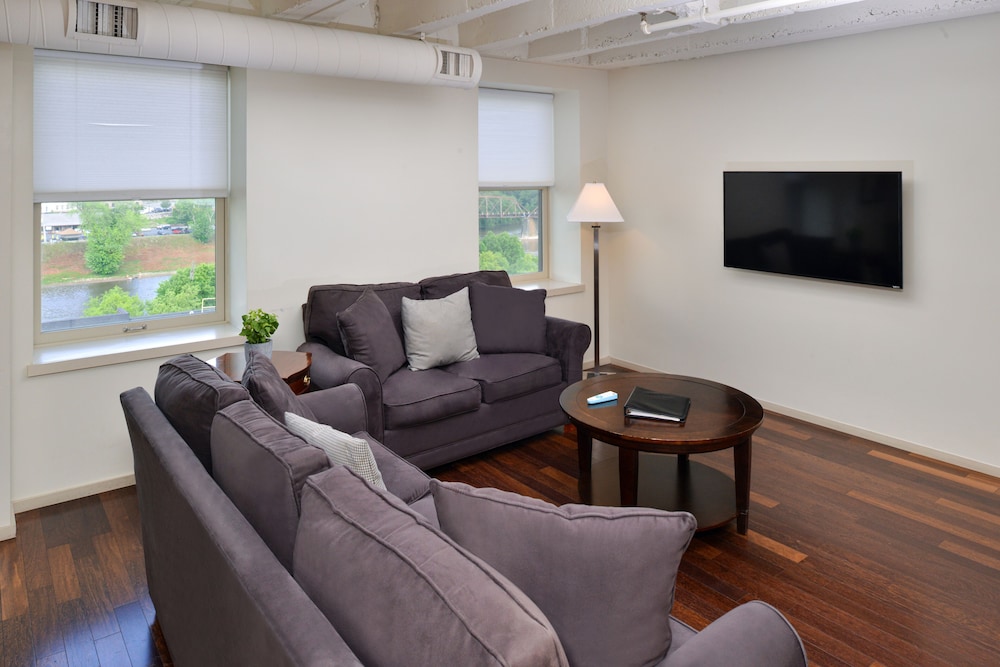 Grand Eastonian Hotel & Suites - photo 35