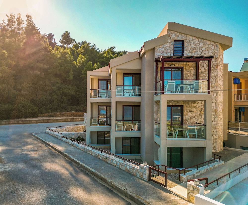 Elpiniki Luxury Rooms — Nea Potidhaia