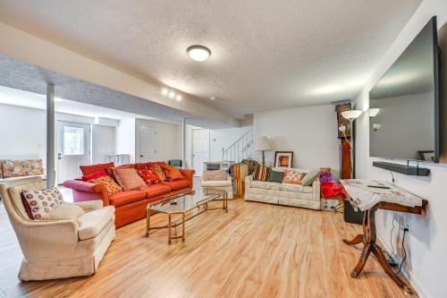 Private Deck: Berkeley Springs Getaway - last minute hotel in Berkeley Springs