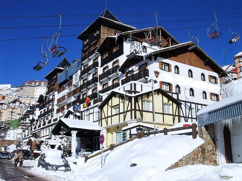 Todosierranevada Zona Baja Edificio Atlas Vistas A La Montana Junto A Los Telecabinas — 4-Star Luxury Hotel in Monachil, Spain