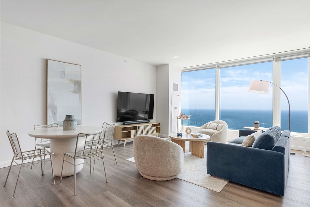 Lux Apts with Lake Views and Top Amenities — 4-Star Luxury Hotel in Chicago, United States