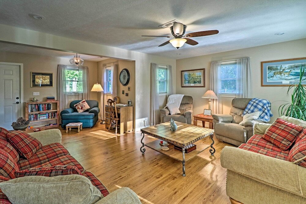 Riverside Hide A Way with Patio BBQ Fishing Pier — hotel in Gassville