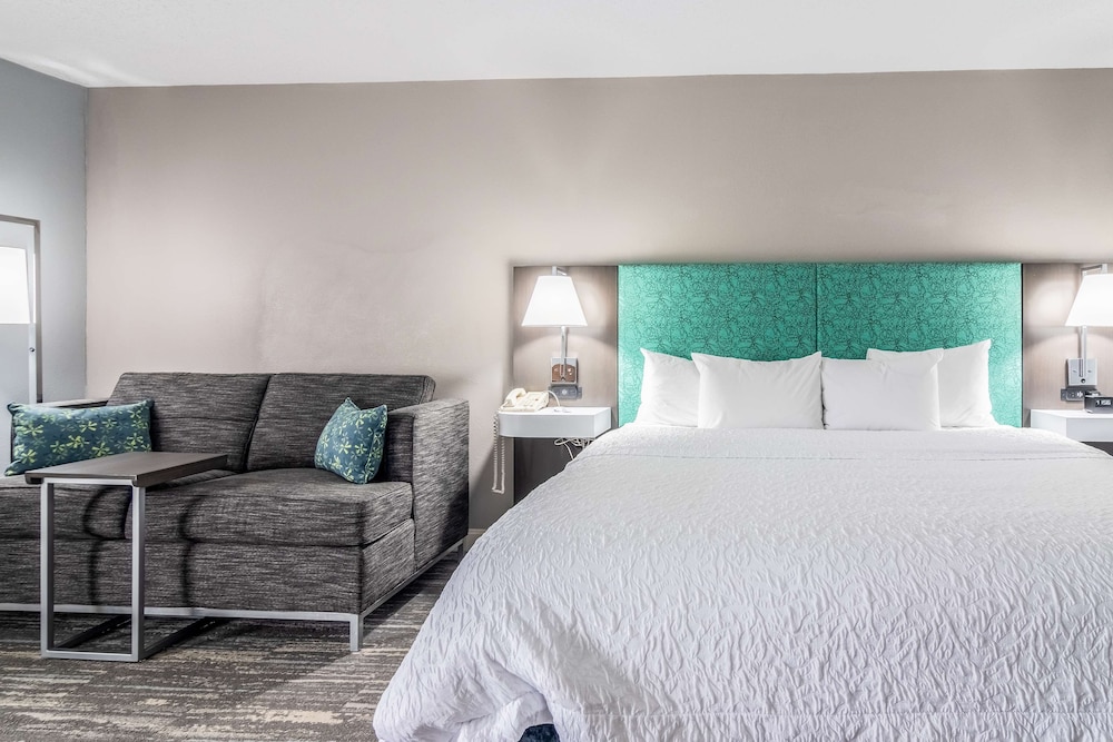 Hampton Inn Youngstown North - photo 21