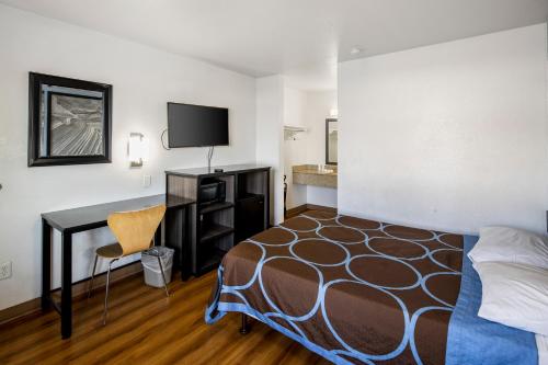 Super 8 by Wyndham Phoenix West - photo 8