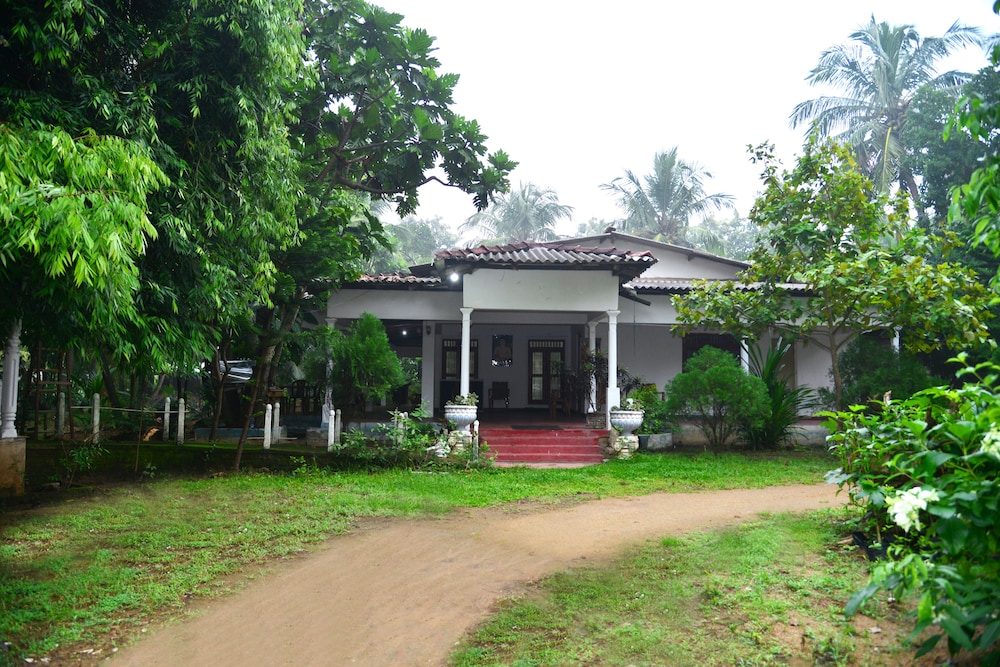 Ela Addara Arunalu in Polonnaruwa, Sri Lanka